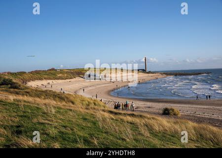 La plage de Westkapelle sur Walcheren, en arrière-plan la tour radar de la station de sauvetage KNRM, Zélande, pays-Bas. Der Strand à Westkapelle Banque D'Images