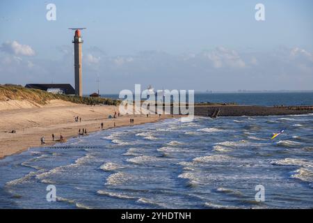 La plage de Westkapelle sur Walcheren, en arrière-plan la tour radar de la station de sauvetage KNRM, Zélande, pays-Bas. Der Strand à Westkapelle Banque D'Images