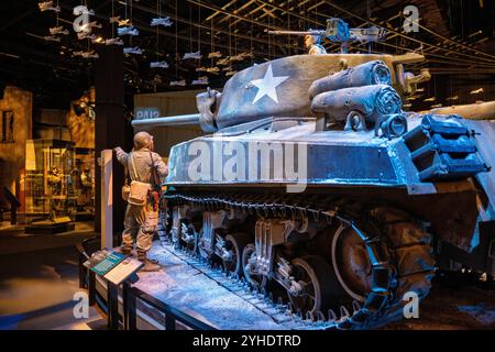 FORT BELVOIR, Virginie — L'exposition de chars M4 Sherman au Musée national de l'armée des États-Unis présente le Cobra King, le char historique qui a pénétré jusqu'à Bastogne lors de la bataille des Ardennes. L'exposition comprend les spécifications techniques du M4 Sherman et rend hommage à l'équipage du lieutenant Charles P. Boggess qui a atteint la 101e division aéroportée assiégée le 26 décembre 1944. Banque D'Images