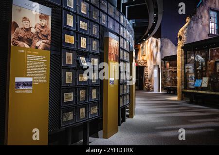 Musée national de l'armée des États-Unis Fort Belvoir Virginie | FORT BELVOIR, Virginie — Des rangées de photographies encadrées de la Première Guerre mondiale, dont un portrait du Pvt. Alex L. Wingo du 2e régiment d'infanterie pionnier, bordent un couloir dans la galerie Nation Overseas du Musée national de l'armée des États-Unis. Les régiments d'infanterie pionniers comme celui de Wingo, organisés à partir de la 14e infanterie de la Garde nationale de New York en 1918, ont construit des routes et des chemins de fer pour déplacer l'artillerie et les approvisionnements de l'armée en France. Banque D'Images