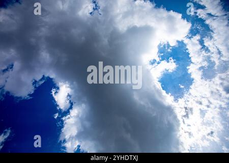 Spectaculaire et magnifique formation de nuages sur un ciel bleu brillant qui vous captive Banque D'Images