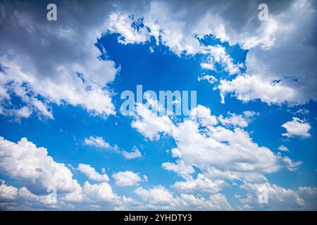 Un ciel bleu clair rempli de nuages blancs et moelleux qui créent une belle atmosphère Banque D'Images