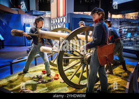 FORT BELVOIR, Virginie — la Fondation de la Nation Gallery au Musée national de l'armée des États-Unis raconte l'histoire militaire de l'Amérique de la période coloniale à la guerre de 1812. La galerie explore les origines et le développement de l'Armée continentale et son rôle dans la guerre d'indépendance. Les expositions présentent des artefacts et des expositions documentant la première période de l'histoire militaire américaine. Banque D'Images