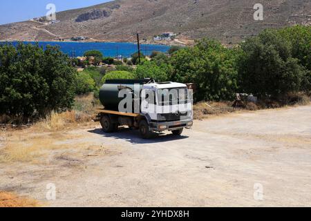 Camion à lisier garé, île de Tilos, îles grecques du Dodécanèse, Grèce, Europe Banque D'Images