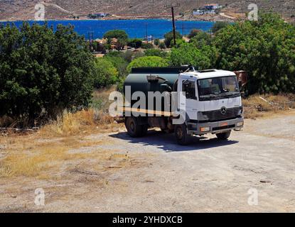 Camion à lisier garé, île de Tilos, îles grecques du Dodécanèse, Grèce, Europe Banque D'Images