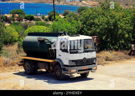 Camion à lisier garé, île de Tilos, îles grecques du Dodécanèse, Grèce, Europe Banque D'Images