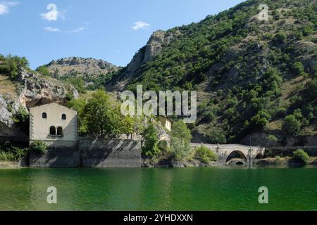 Construire au lac San Domenico, près de Scanno, Abruzzes, Italie Banque D'Images