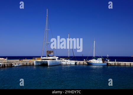 Bateaux au port de Livadia, pêche traditionnelle et port de ferry, île de Tilos, îles grecques du Dodécanèse, Grèce, Europe Banque D'Images