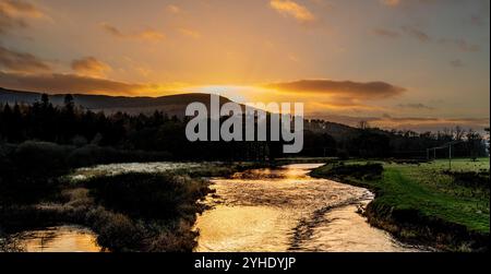 Coucher de soleil d'automne sur la rivière Tweed dans les Scottish Borders, Écosse Banque D'Images