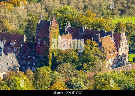 Luftbild, Schloss Heessen, Privatschule und Internat, begrünte Hausfassade, herstliche Bäume, Stadtbezirk Heessen, Hamm, Ruhrgebiet, Nordrhein-Westfalen, Deutschland ACHTUNGxMINDESTHONORARx60xEURO *** vue aérienne, château de Heessen, école privée et internat, façade de maison verte, arbres d'automne, quartier de Heessen, Hamm, région de la Ruhr, Rhénanie du Nord-Westphalie, Allemagne ATTENTIONxMINDESTHONORARx60xEURO Banque D'Images