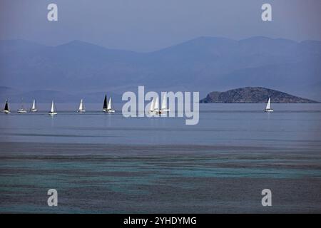 Une rangée de yachts naviguant, île d'Agistri, Groupe des îles Saroniques, Grèce, Europe. 2023 Banque D'Images