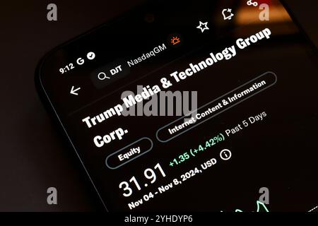 11 novembre 2024, Brésil. Dans cette illustration photo, le marché boursier Trump Media & Technology Group est affiché sur un écran de smartphone. Banque D'Images