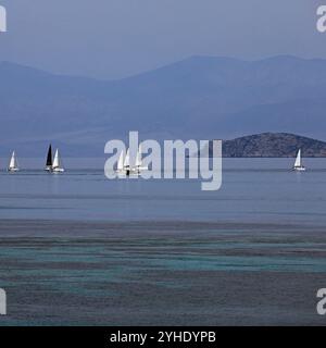 Une rangée de yachts naviguant, île d'Agistri, Groupe des îles Saroniques, Grèce, Europe. 2023 Banque D'Images