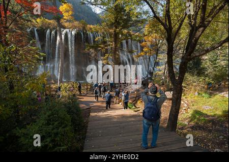 Chute d'eau Pearl Shoal, Jiuzhaigou Nine Village Valley, province du Sichuan, Chine, Asie Banque D'Images