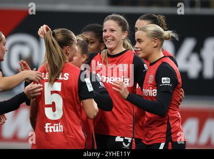 Leverkusen, Allemagne. 10 novembre 2024. Lilla Turanyi (Leverkusen, M) avec Janou Leverkusen et Cornelia Kramer (Leverkusen, R), Leverkusen, Allemagne. 10 novembre 2024. Bundesliga féminine, Journée 9, Bayer 04 Leverkusen - 1. FFC turbine Potsdam. Crédit : Juergen Schwarz/Alamy Live News Banque D'Images