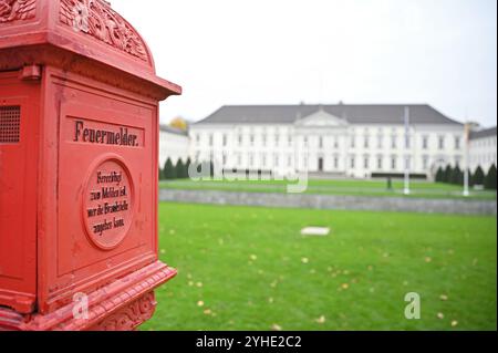 Berlin, Allemagne. 11 novembre 2024. Une vieille alarme incendie se trouve devant le Palais Bellevue à Berlin. Crédit : Anna Ross/dpa/Alamy Live News Banque D'Images