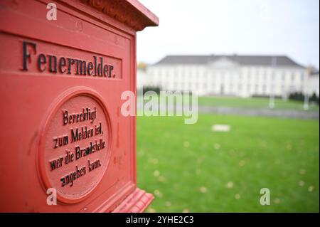 Berlin, Allemagne. 11 novembre 2024. Une vieille alarme incendie se trouve devant le Palais Bellevue à Berlin. Crédit : Anna Ross/dpa/Alamy Live News Banque D'Images