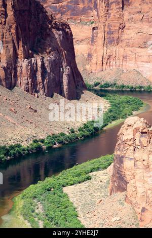 Le fleuve Colorado serpente à travers des falaises de grès juste en aval du barrage de Glen Canyon. Glen Canyon National Recreation Area, Utah Banque D'Images