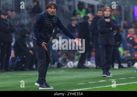 Milan, Italien. 10 novembre 2024. Antonio Conte entraîneur principal de la SSC Napoli gestes pendant la Serie A 2024/25 match de football entre le FC Internazionale et la SSC Napoli au San Siro Stadium crédit : dpa/Alamy Live News Banque D'Images