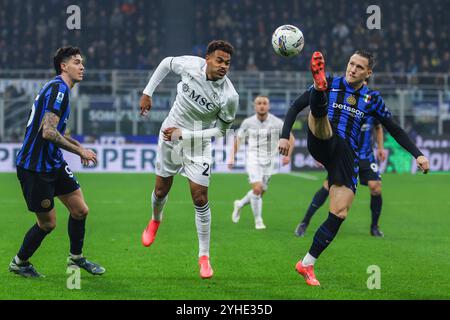 Milan, Italien. 10 novembre 2024. Piotr Zielinski du FC Internazionale vu en action avec Cyril Ngonge du SSC Napoli et Alessandro Bastoni du FC Internazionale lors du match de football de Serie A 2024/25 entre le FC Internazionale et le SSC Napoli au stade San Siro crédit : dpa/Alamy Live News Banque D'Images