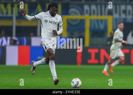 Milan, Italien. 10 novembre 2024. Andre Anguissa de la SSC Napoli vu en action lors du match de football de Serie A 2024/25 entre le FC Internazionale et la SSC Napoli au San Siro Stadium crédit : dpa/Alamy Live News Banque D'Images