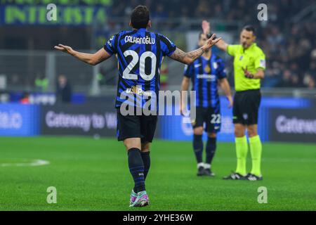 Milan, Italien. 10 novembre 2024. Hakan Calhanoglu du FC Internazionale réagit lors de la série A 2024/25 entre le FC Internazionale et le SSC Napoli au San Siro Stadium crédit : dpa/Alamy Live News Banque D'Images