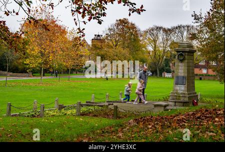 Jour du souvenir au mémorial de guerre de Sidcup place. Banque D'Images