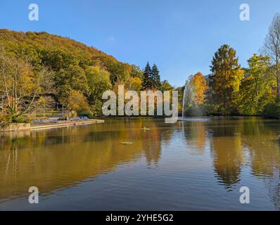 Le jardin spa à Annweiler avec étang et fontaine d'eau au soleil et arbres d'automne Banque D'Images