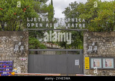 Opatija, Croatie - 08 octobre 2024 : Grande enseigne à la porte d'entrée du théâtre en plein air, lieu de l'événement d'été. Banque D'Images