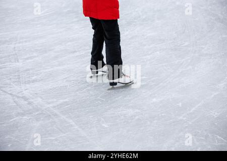 Patin à glace sur la patinoire. Sports d'hiver Banque D'Images