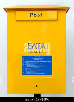 Boîte aux lettres publique jaune en Grèce. Avec texte en grec et en anglais Banque D'Images