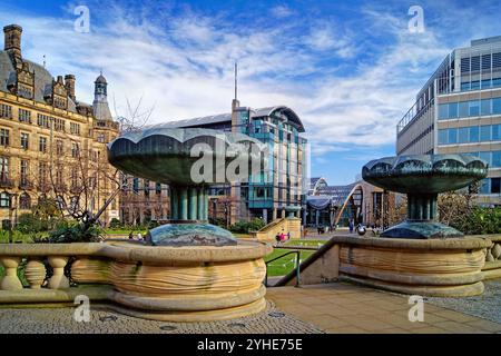 Royaume-Uni, South Yorkshire, Sheffield, Town Hall, Peace Gardens et Millennium Square. Banque D'Images