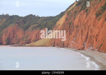 Énorme falaise de grès chute à Jacob's Ladder Beach octobre 2024, Sidmouth, East Devon, Angleterre, Royaume-Uni Banque D'Images