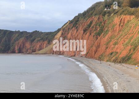 Énorme falaise de grès chute à Jacob's Ladder Beach octobre 2024, Sidmouth, East Devon, Angleterre, Royaume-Uni Banque D'Images