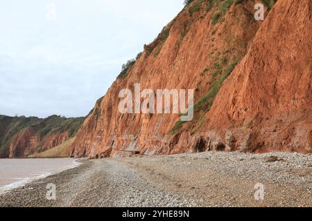 Énorme falaise de grès chute à Jacob's Ladder Beach octobre 2024, Sidmouth, East Devon, Angleterre, Royaume-Uni Banque D'Images