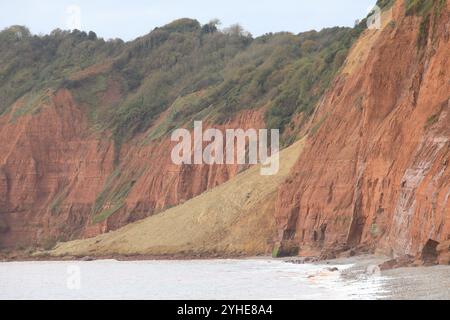 Énorme falaise de grès chute à Jacob's Ladder Beach octobre 2024, Sidmouth, East Devon, Angleterre, Royaume-Uni Banque D'Images