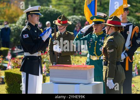 Cérémonie d'inhumation des restes d'un soldat des Nations Unies non identifié, soupçonné d'être un européen âgé de 17 à 25 ans, lors de la première inhumation d'un soldat des Nations Unies non identifié au cimetière commémoratif des Nations Unies à Busan, à 320 kilomètres au sud-est de Séoul. Le 11 novembre de chaque année est désigné comme Journée commémorative internationale pour les vétérans des Nations Unies pour honorer les sacrifices et les contributions des vétérans des Nations Unies qui ont combattu dans la guerre de Corée pour défendre la liberté et la démocratie de la Corée du Sud. Banque D'Images