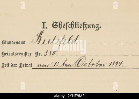 Partie du contenu d'un ancien registre de famille allemand. Un mariage à Bielefeld a été enregistré sous le numéro 330 le 13 octobre 1894 Banque D'Images