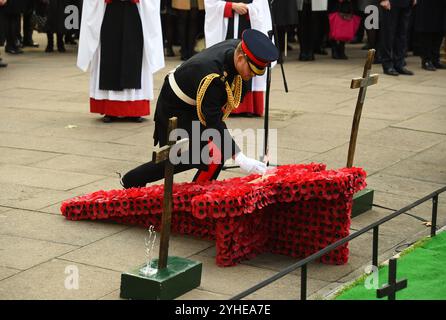 Photo du dossier datée du 08/11/18 du duc de Sussex plaçant une croix sur un monument commémoratif au champ du souvenir à l'abbaye de Westminster, Londres. Date d'émission : lundi 11 novembre 2024. Banque D'Images