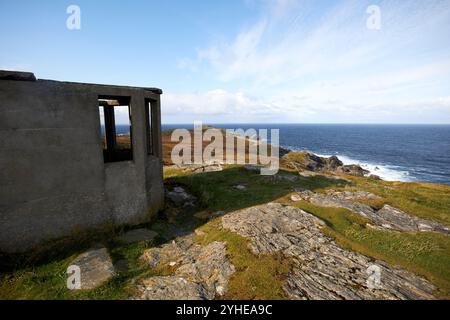 ancienne station de surveillance des garde-côtes abandonnée malin head surplombant l'océan atlantique, comté de donegal, république d'irlande Banque D'Images