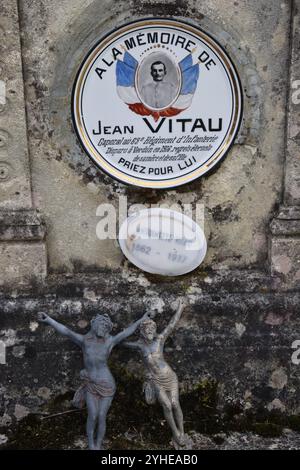 Plaque mortuaire sur la tombe d'un soldat français tué pendant la première Guerre mondiale de 1914-1918. Banque D'Images