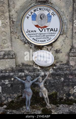 Plaque mortuaire sur la tombe d'un soldat français tué pendant la première Guerre mondiale de 1914-1918. Banque D'Images