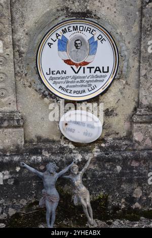 Plaque mortuaire sur la tombe d'un soldat français tué pendant la première Guerre mondiale de 1914-1918. Banque D'Images