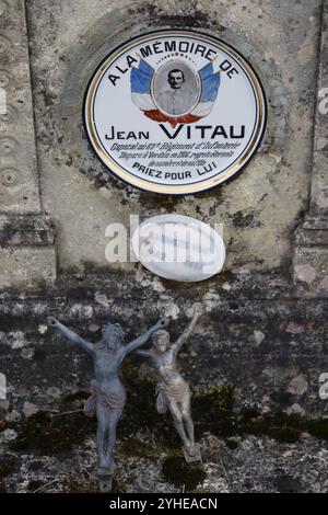 Plaque mortuaire sur la tombe d'un soldat français tué pendant la première Guerre mondiale de 1914-1918. Banque D'Images