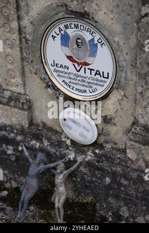 Plaque mortuaire sur la tombe d'un soldat français tué pendant la première Guerre mondiale de 1914-1918. Banque D'Images