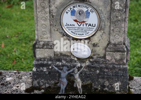 Plaque mortuaire sur la tombe d'un soldat français tué pendant la première Guerre mondiale de 1914-1918. Banque D'Images