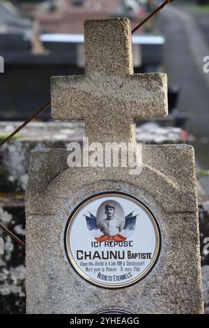 Plaque mortuaire sur la tombe d'un soldat français tué pendant la première Guerre mondiale de 1914-1918. Banque D'Images