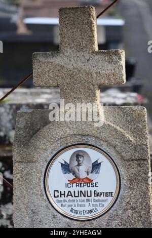 Plaque mortuaire sur la tombe d'un soldat français tué pendant la première Guerre mondiale de 1914-1918. Banque D'Images