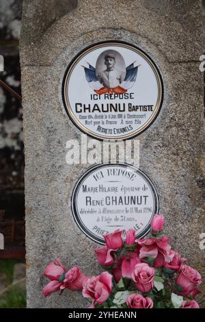 Plaque mortuaire sur la tombe d'un soldat français tué pendant la première Guerre mondiale de 1914-1918. Banque D'Images