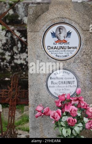 Plaque mortuaire sur la tombe d'un soldat français tué pendant la première Guerre mondiale de 1914-1918. Banque D'Images